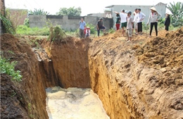 Bắt quả tang DN chôn bùn thải gần khu dân cư  